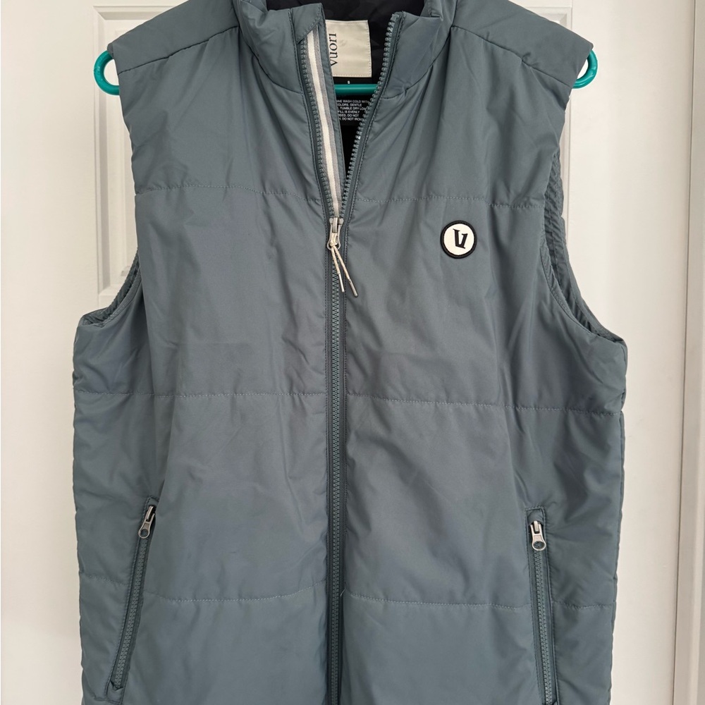 Vuori Echo Insulated Vest in dust blue (teal blue)